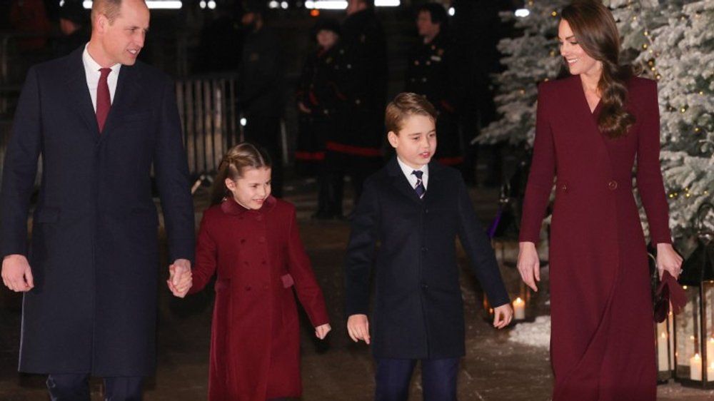 In Christmas red: Charlotte and mother Kate in partner look!