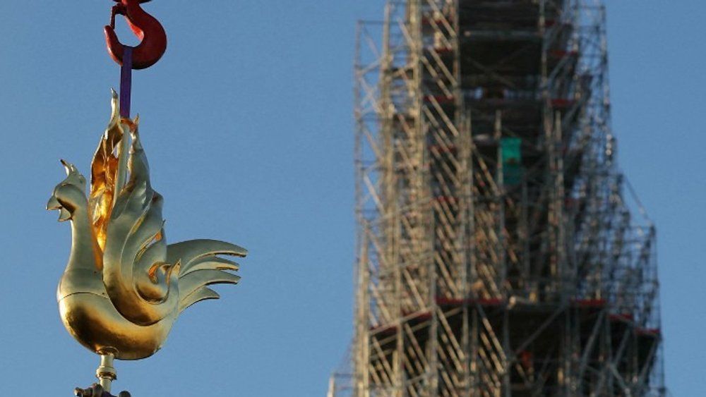 Nach verheerendem Brand: Neuer goldener Hahn ziert Notre-Dame