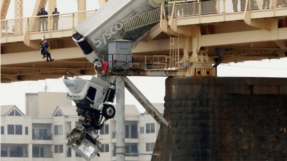Drama auf Brücke: Lkw-Fahrerin baumelt 20 Meter über dem Abgrund