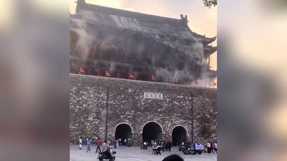 Video: China: Dach von historischem Turm stürzt neben Touristen ein