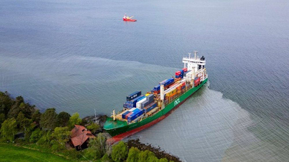 Video: 135-Meter-Schiff kracht in Garten von Rentner
