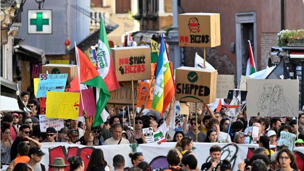 Video: Hunderte protestieren in Venedig gegen Jeff Bezos