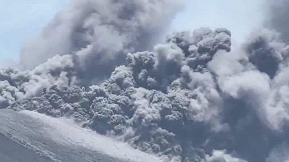 Video: Gigantische Aschewolke: Vulkan auf Japan bricht aus