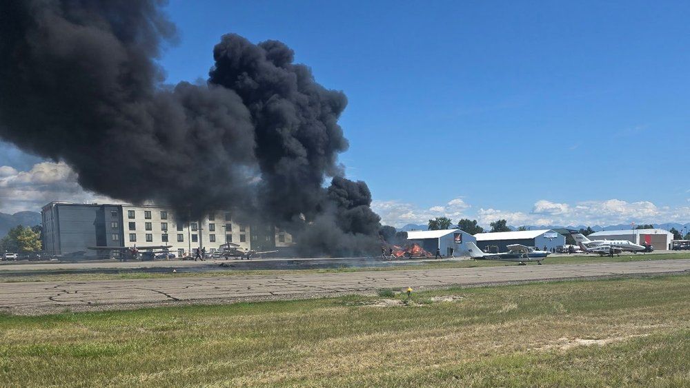 Video: Großbrand in Montana: Flugzeug kracht in geparkte Maschinen