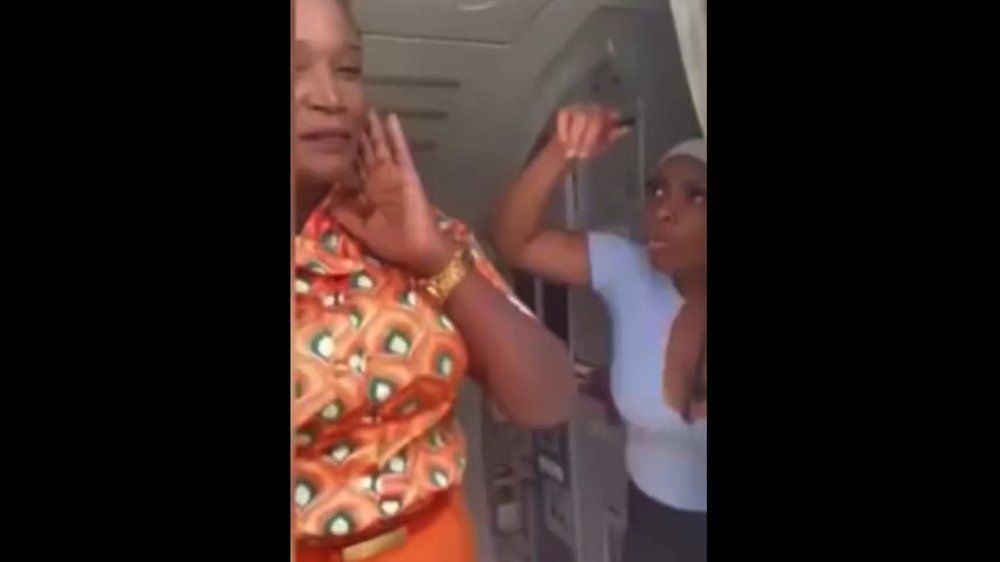 Video: Passagierin schlägt auf Stewardess ein und wird aus Flugzeug gezerrt