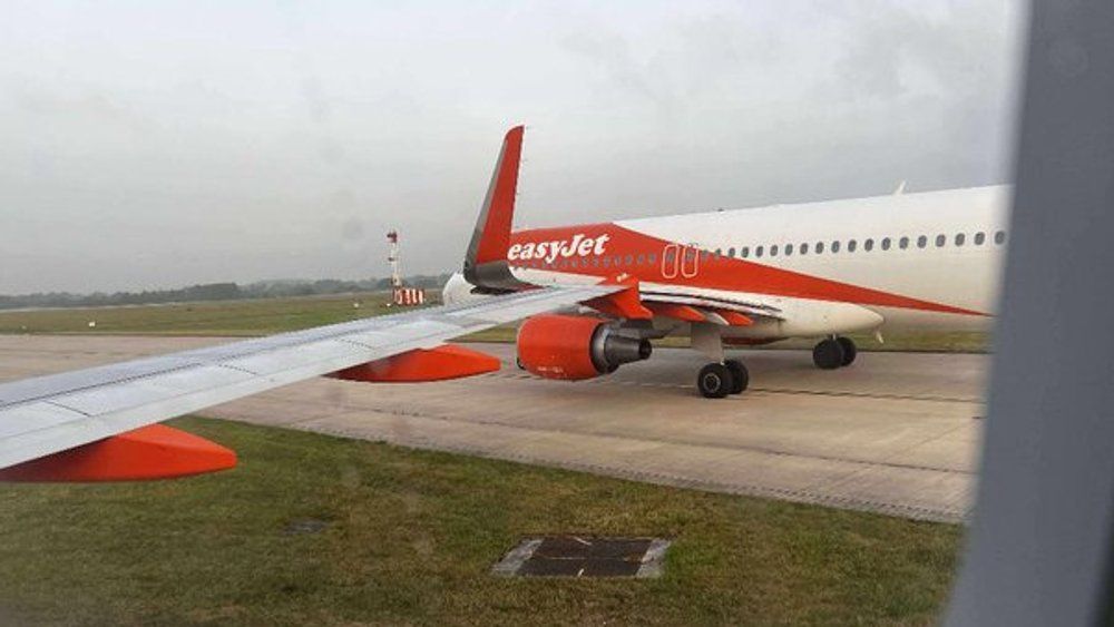 Video: Zwei Flugzeuge kollidieren auf dem Rollfeld von Manchester