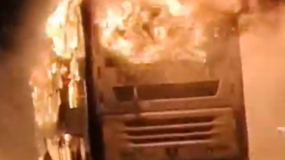 Video: Bus geht nach Motorrad-Kollision in Flammen auf