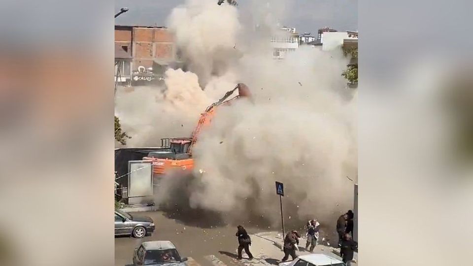 Haus stürzt ein – Staubwolke fegt Zuschauer weg