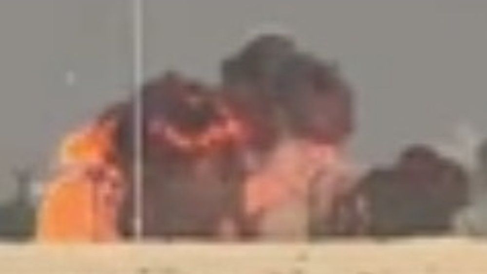 Video: Bei Flugshow: Flugzeug stürzt ab und geht in Flammen auf