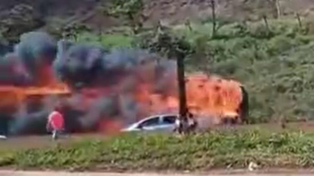 Video: Inferno: Brennender Bus rollt über die Autobahn