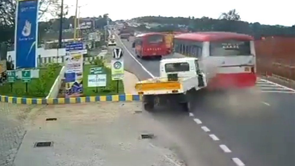 Video: Dummes Überholmanöver: Pick-up knallt auf Bus