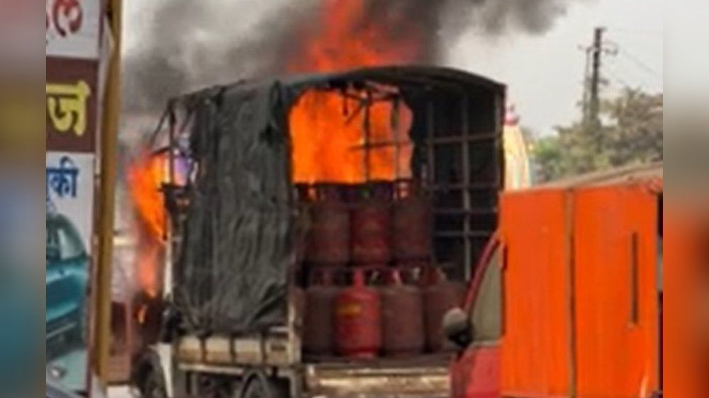 Video: Zeitbombe: Pick-up mit Gasflaschen steht in Flammen