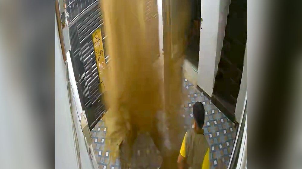 Video: Nach Rohrbruch: Abwasser-Fontäne reißt Mann um