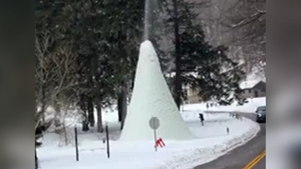 Video: Seltenes Winterphänomen: Brunnen verwandelt sich in "Eisvulkan"