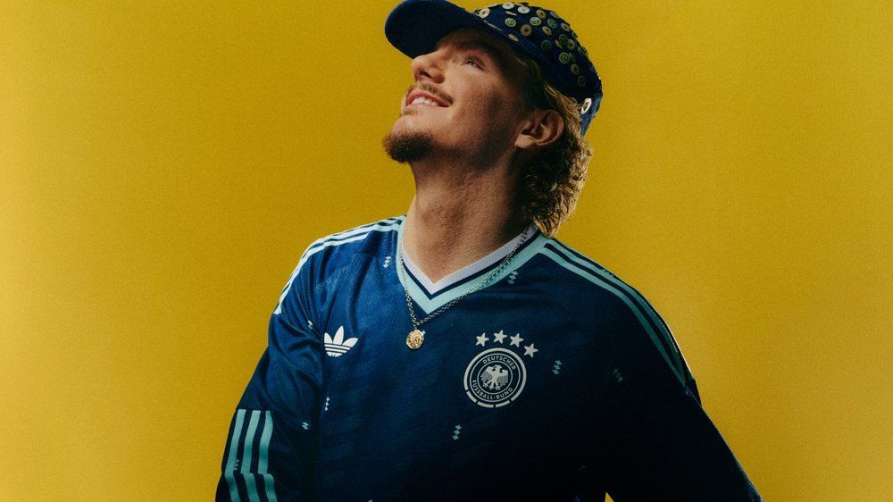 Video: Abschied in blau: So sieht Deutschlands Auswärtstrikot bei der WM aus