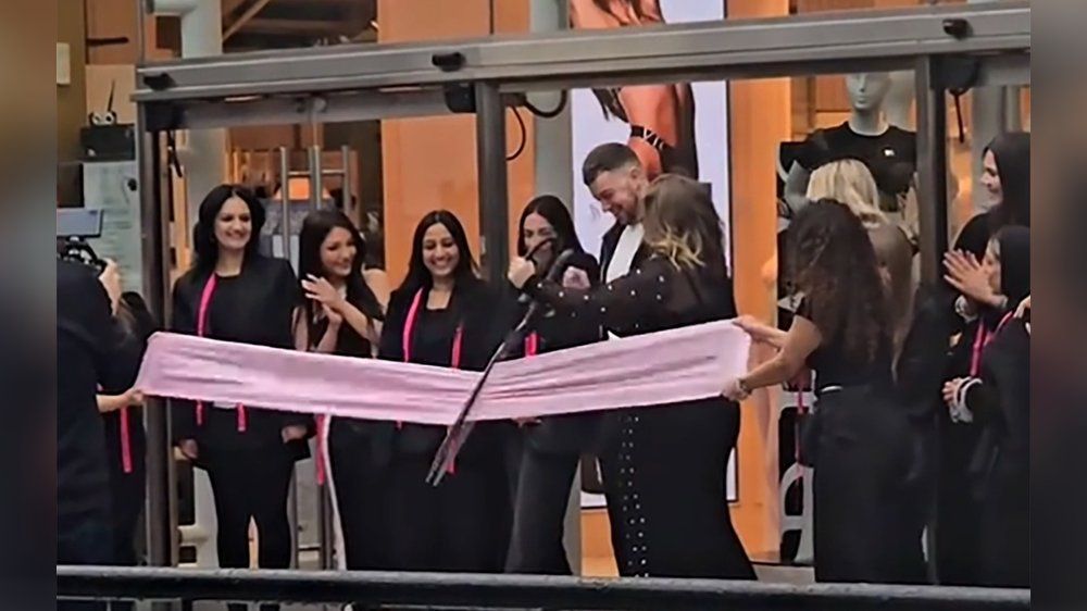 Video: Scheren-Fail: Victoria's Secret-Managerin patzt bei Eröffnung