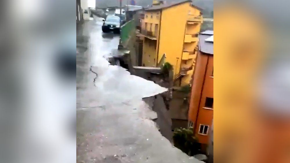 Video: Erdrutsch reißt Straße weg: Drei Familien evakuiert
