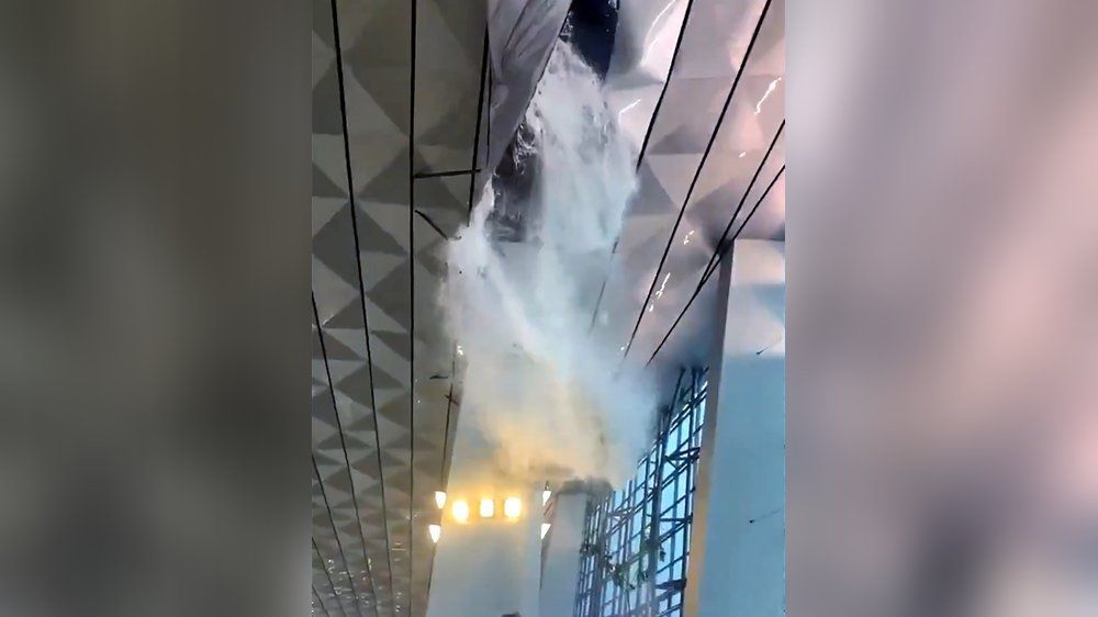 Video: Starkregen reißt Flughafendach ein: Touristen geschockt