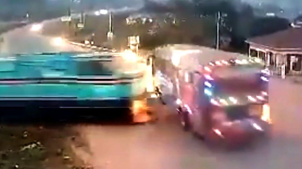Video: Schnellzug rammt Schulbus in voller Fahrt