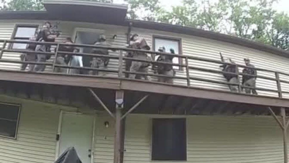 Video: Einsatzteam stürzt plötzlich von Terrasse