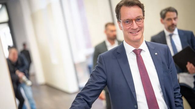 Ministerpräsident Hendrik Wüst spricht über sein spätes Vaterglück
