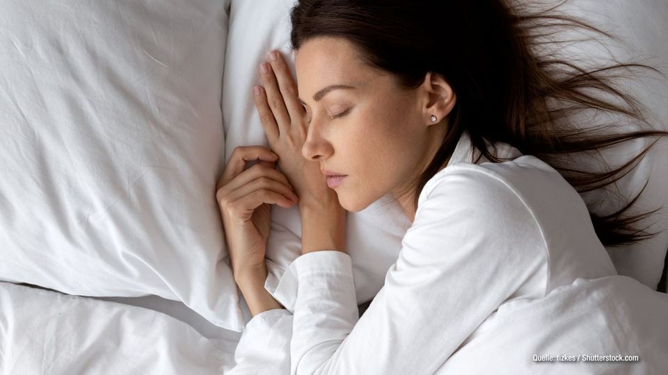 Schlaf-Studie: DARUM sollte man nicht auf der rechten Seite schlafen