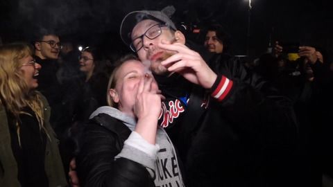 Kiffen vor dem Brandenburger Tor - Aktivisten feiern Legalisierung