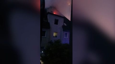 Brand in Mehrfamilienhaus: Feuerwehr findet zwei Leichen