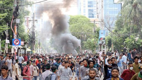 Nach Unruhen: Bangladeschs Premierministerin flüchtet