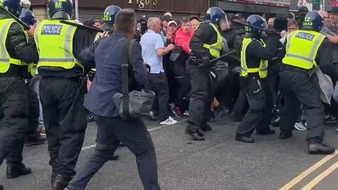 Rechtsextreme Krawalle: London will hart durchgreifen