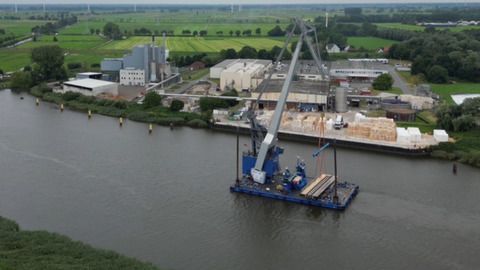 Mit Kran und Plan: 58 Tonnen schweres Brückenteil eingesetzt