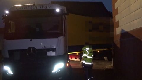 Dem Navi vertraut: Lkw steckt zwischen Häusern in kleiner Gemeinde in Hessen fest