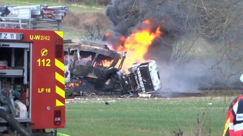 Die Unfalstelle zeigt ein Flammenmeer