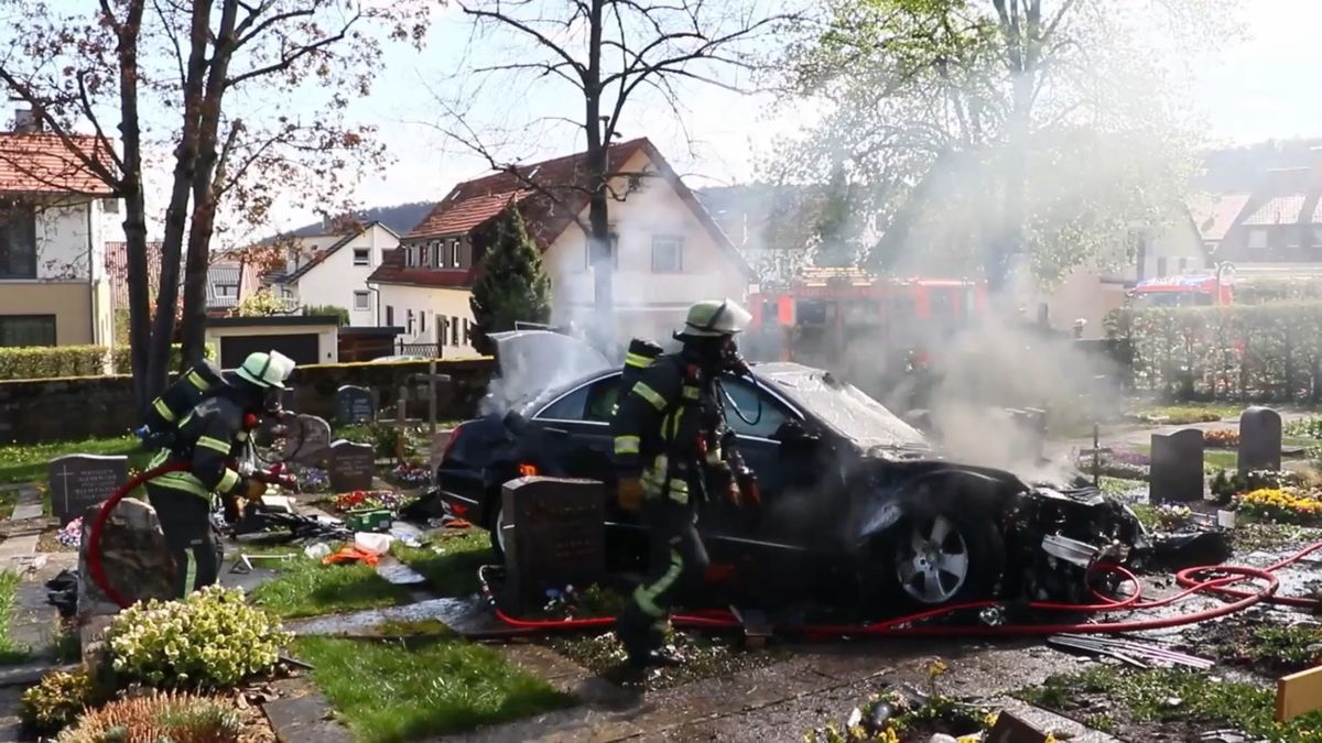 Schwerer Unfall bei Stuttgart: Auto landet brennend auf Friedhof