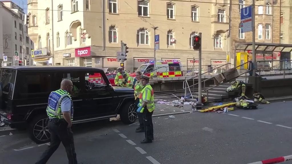 Video: Stuttgart: Auto fährt in Personengruppe