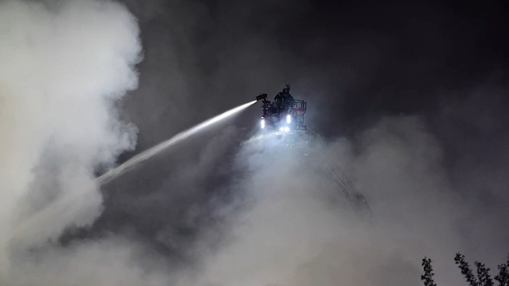 Gro-einsatz-der-Feuerwehr-Lagerhalle-auf-Recyclinghof-brennt-in-Niedersachsen