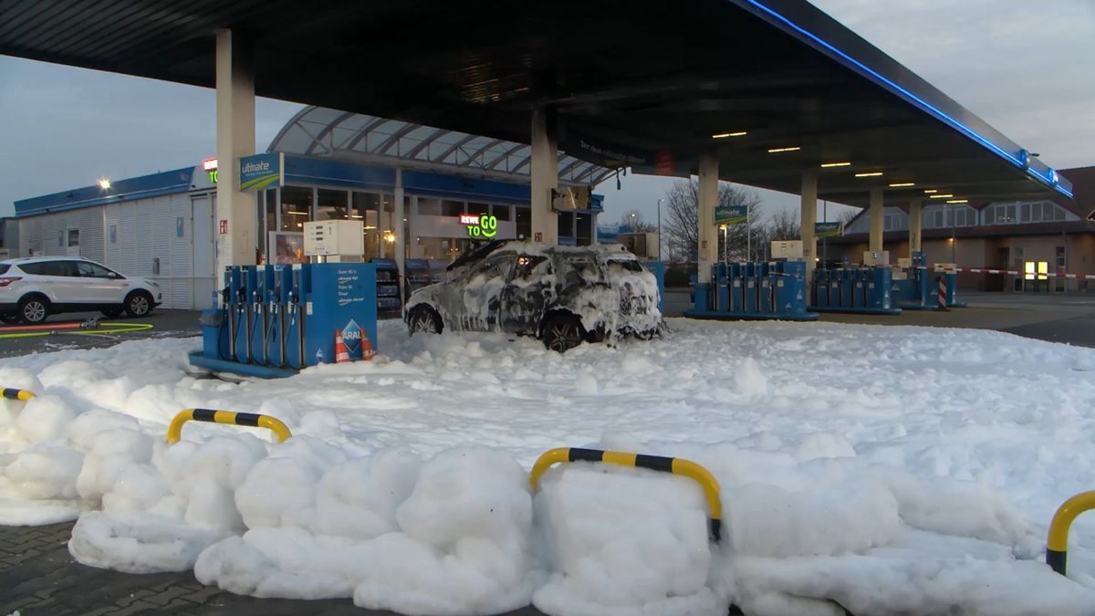Schaum-Meer nach Löscharbeiten: Auto fängt an Mannheimer Tankstelle Feuer