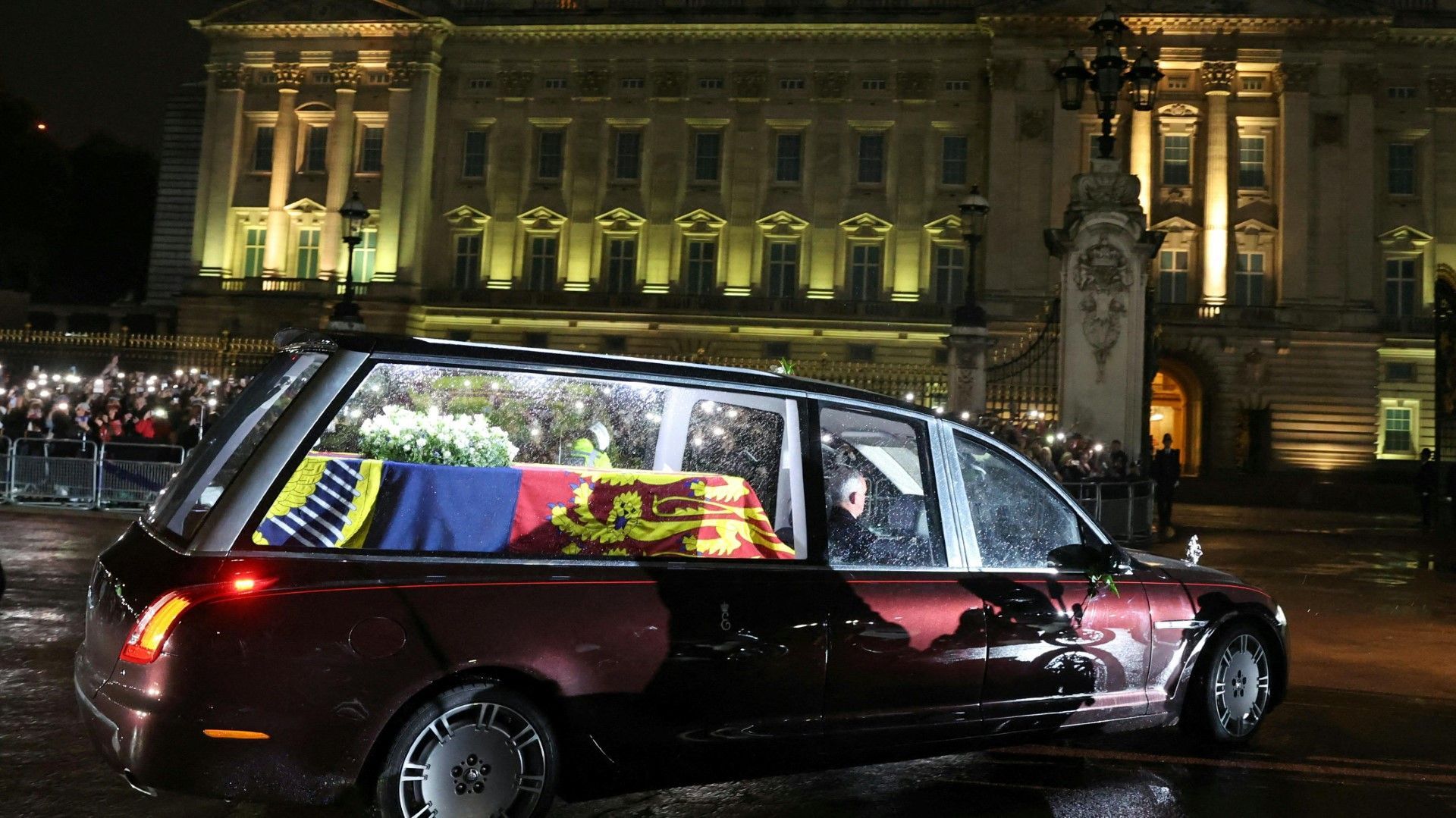 Thousands applaud Queen's coffin at Buckingham Palace