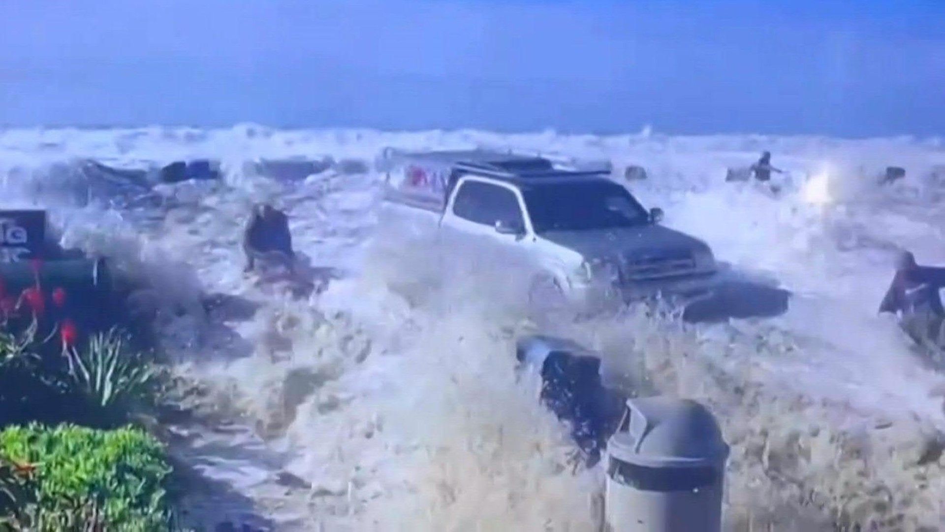 Riesen-Wellen treffen US-Westküste