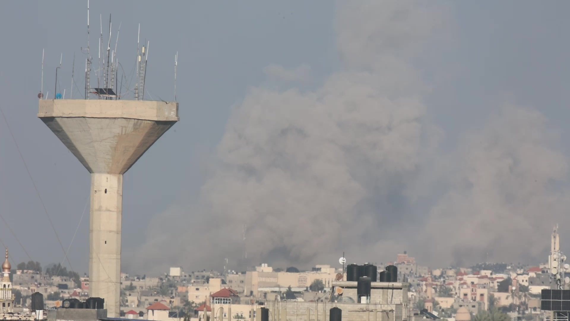 Huge clouds of smoke rise from Khan Yunis after strikes