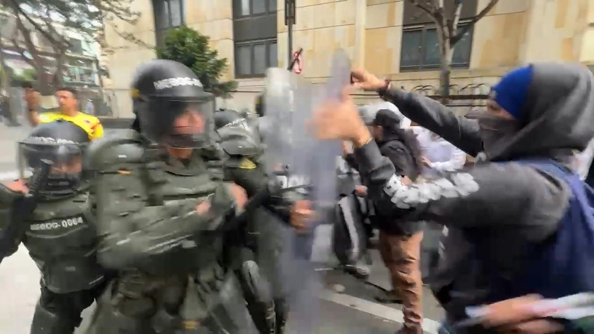 Pro-government protesters clash with Colombia police