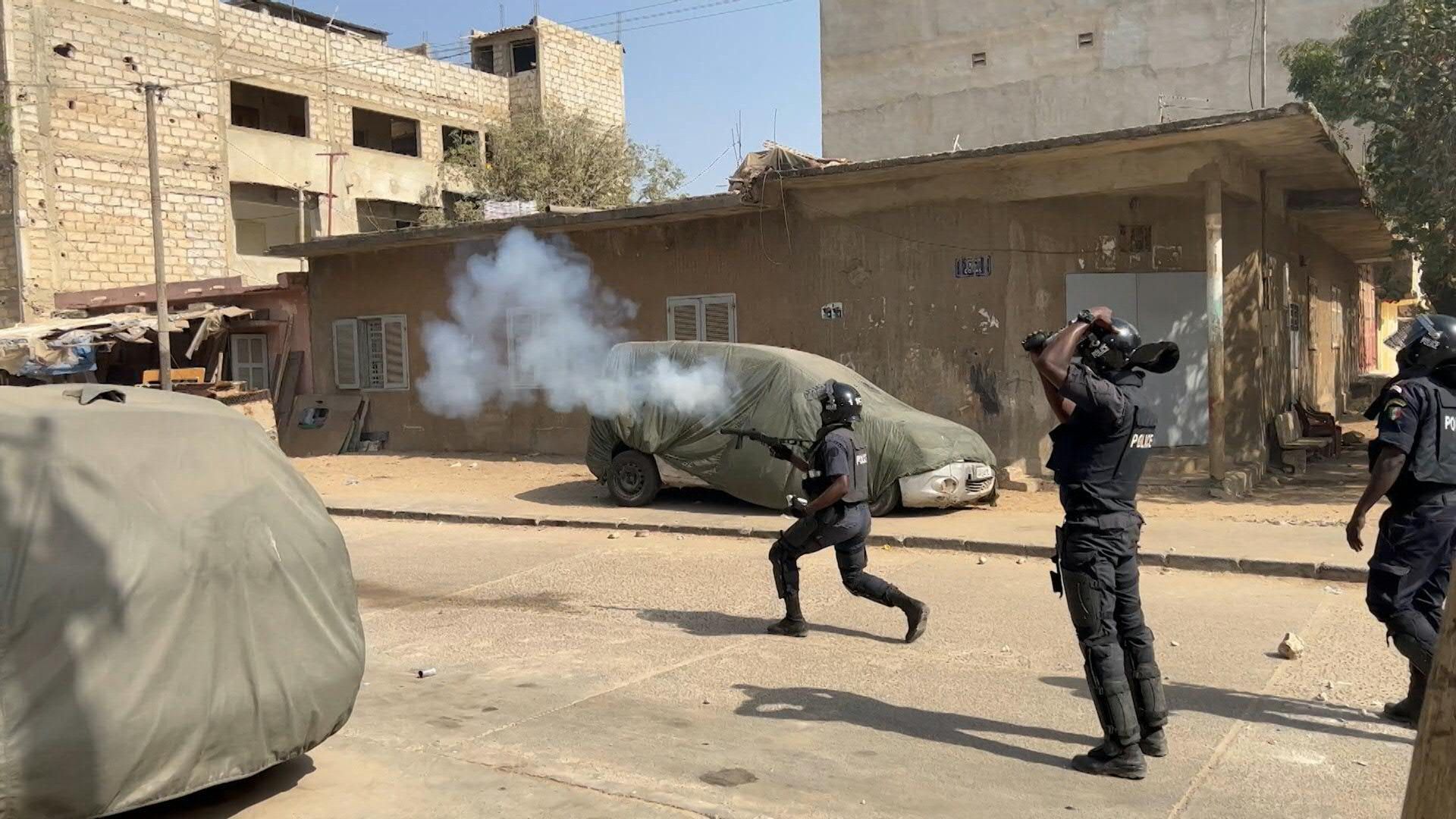 Demonstrators clash with security forces in Senegal capital (2)