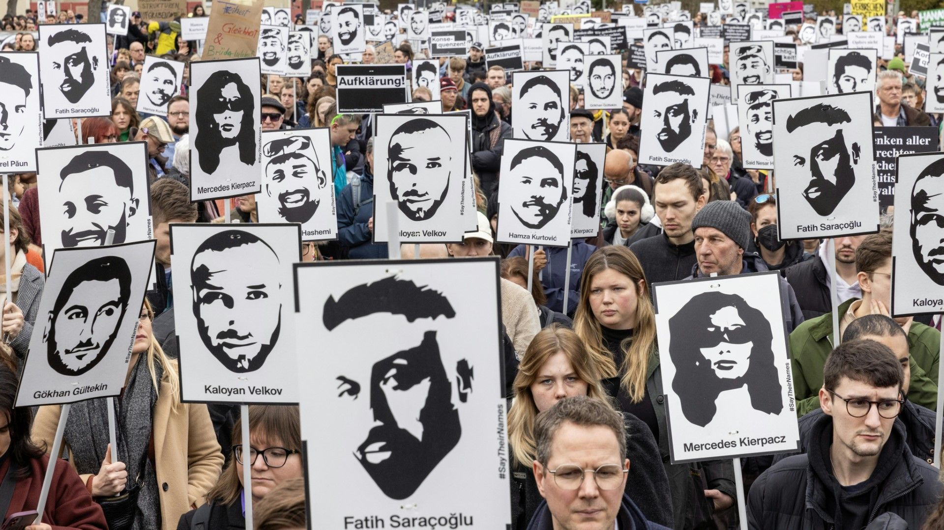 Tausende Menschen erinnern an Opfer von rassistischem Anschlag in Hanau