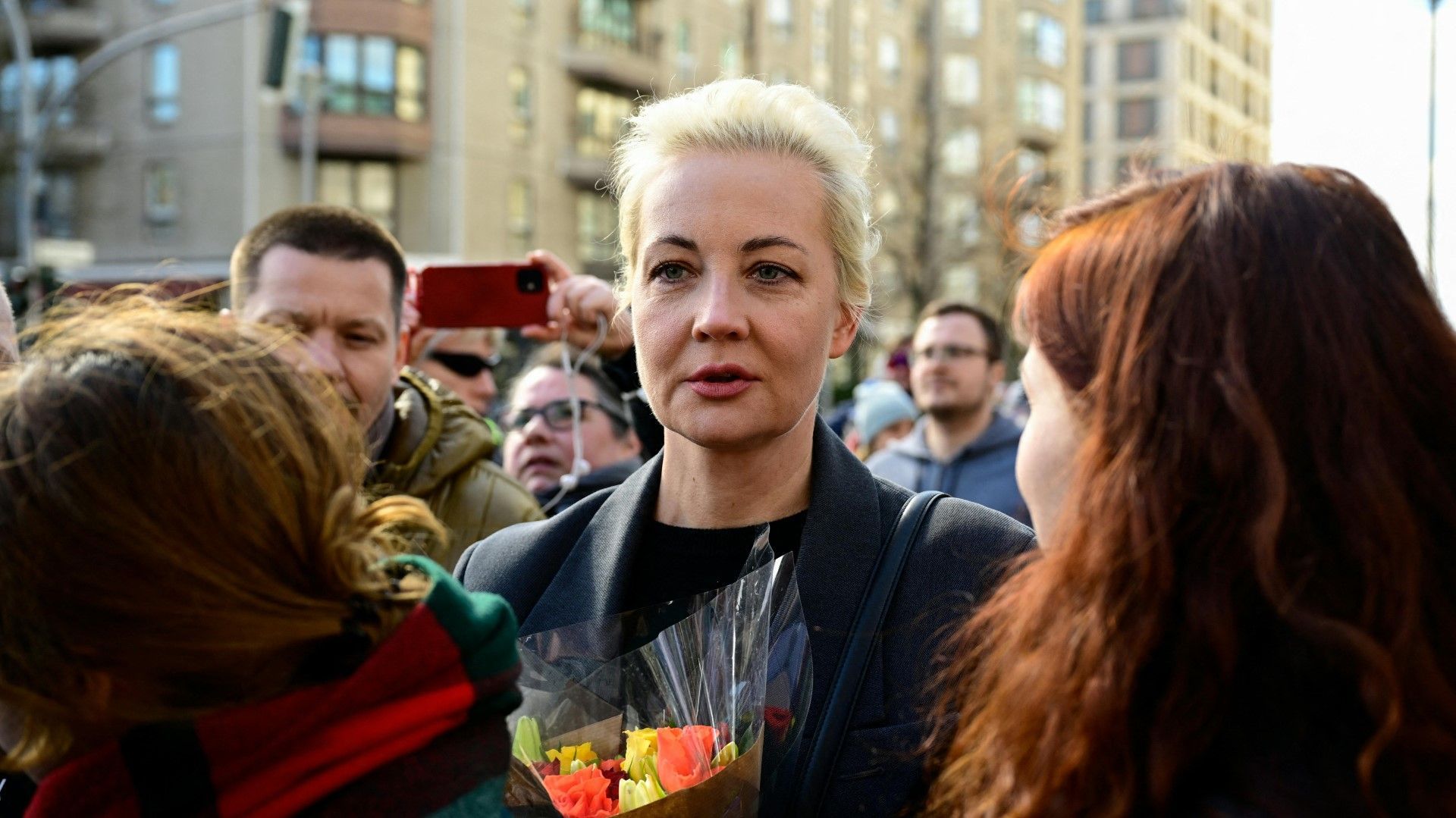 Julia Nawalnaja für Stimmabgabe vor russischer Botschaft in Berlin