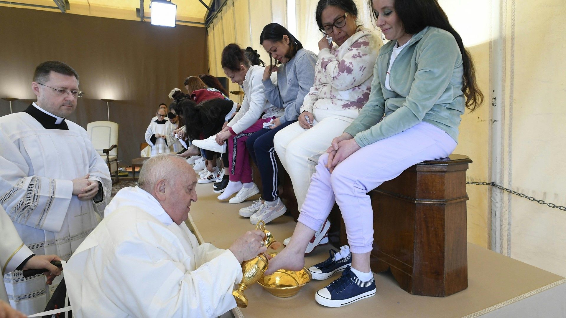 Papst wäscht weiblichen Häftlingen die Füße