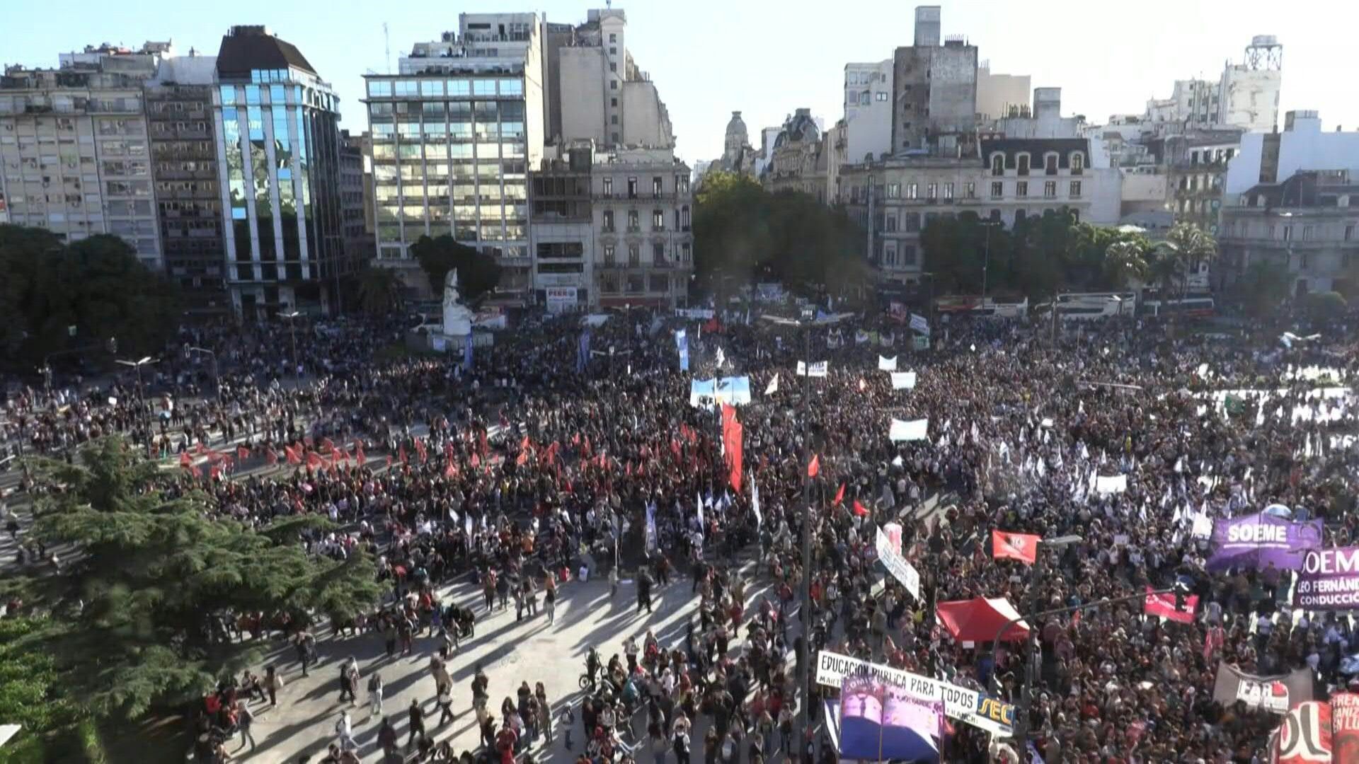 Students march through Buenos Aires against university budget cuts