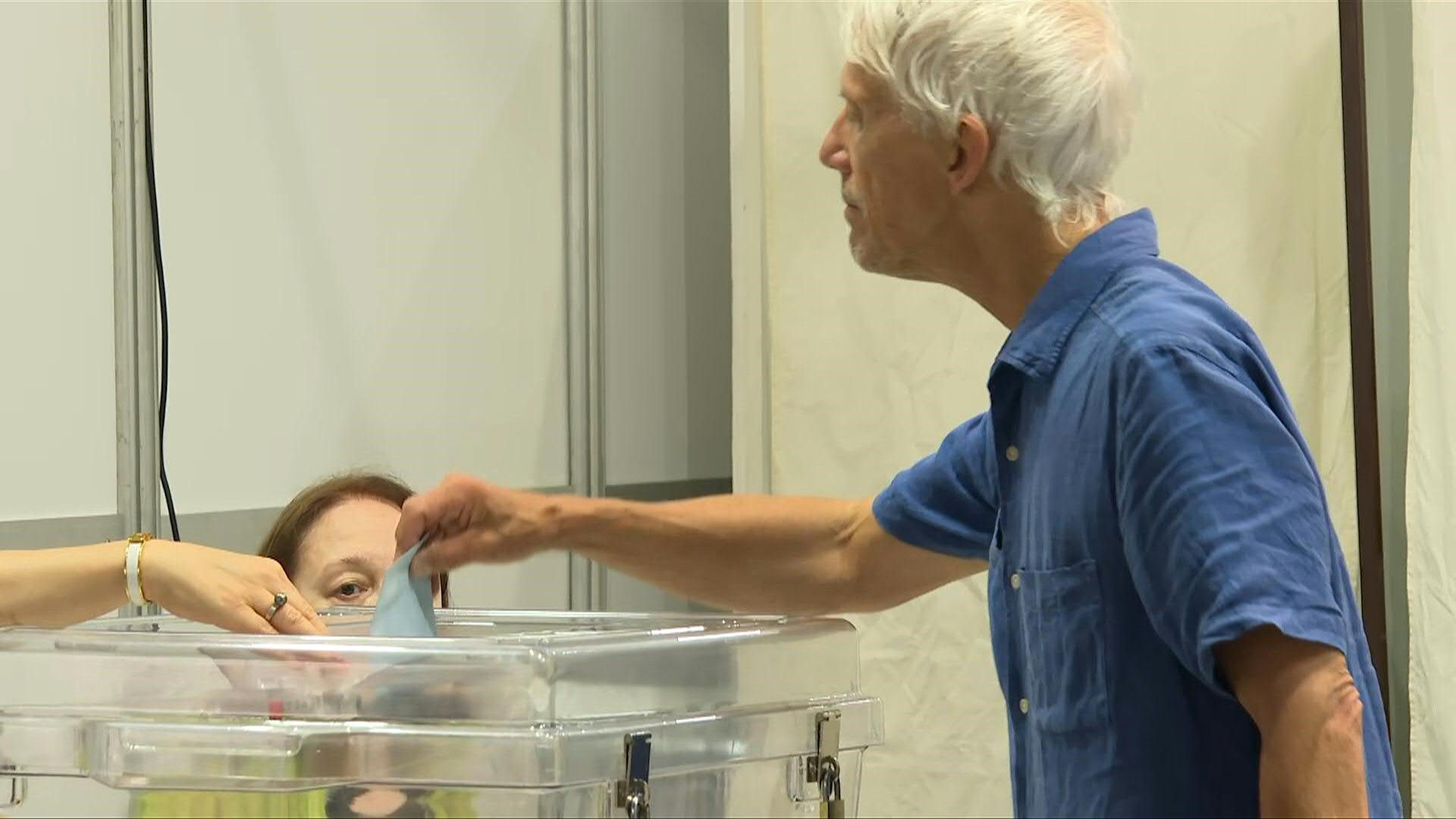 Montreal voters head to the polls in French election second round