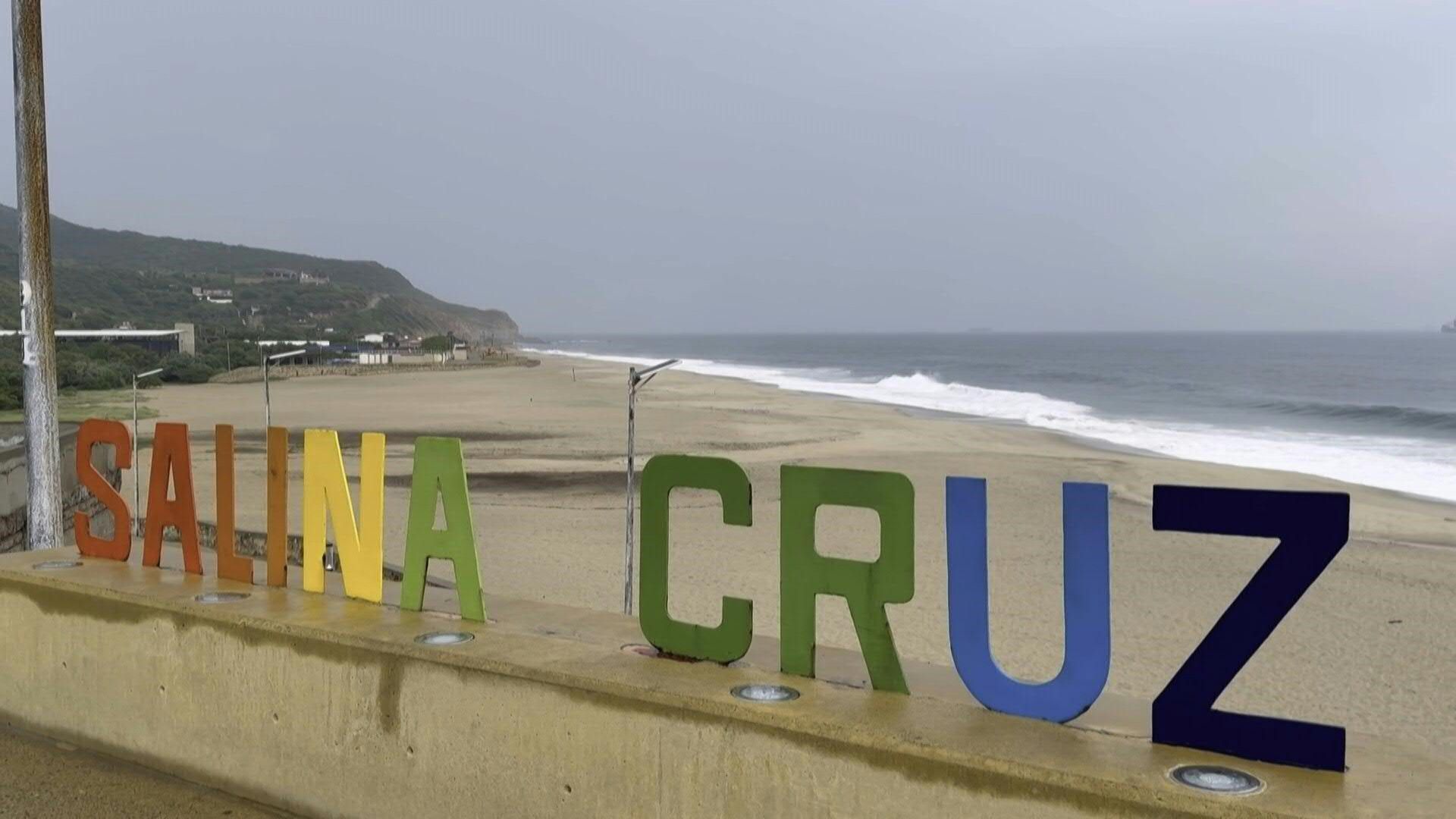 Gray skies over Mexico's Pacific coast as Hurricane John approaches - Video