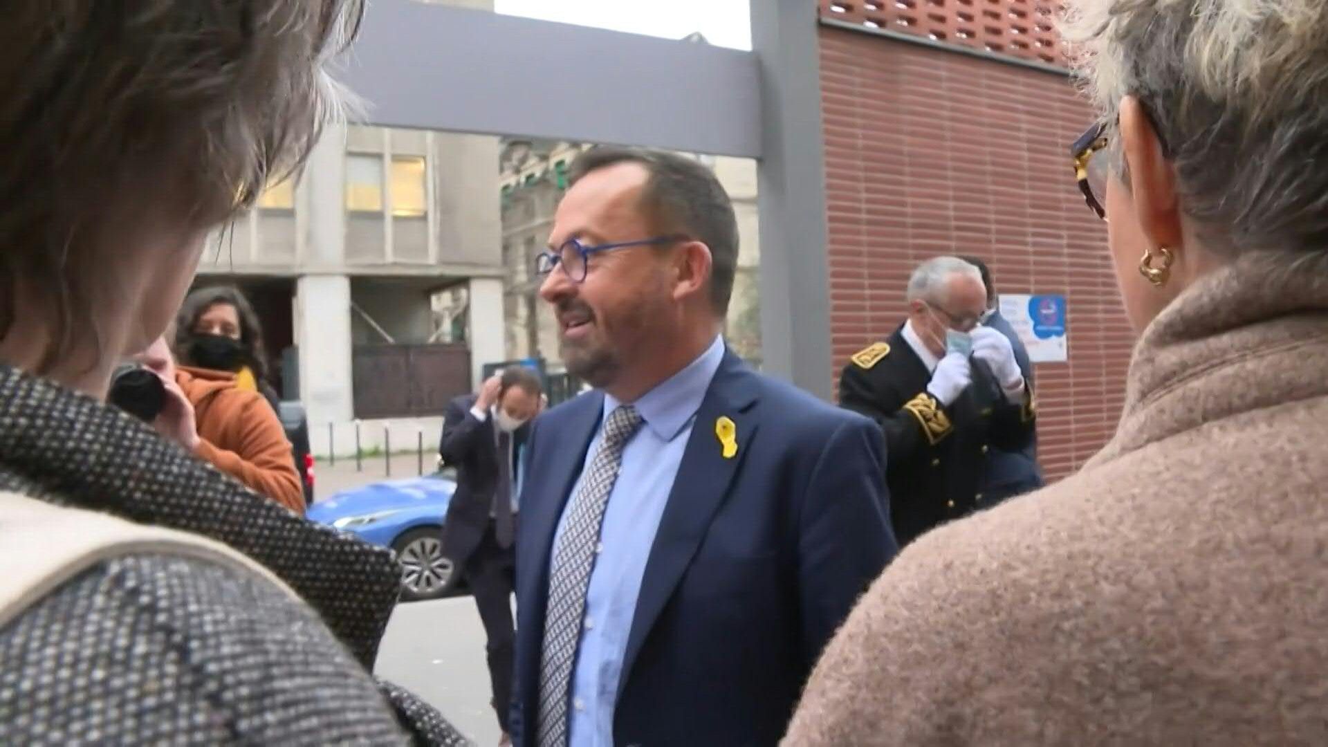 French health minister visits a hospital in Paris amid flu outbreak