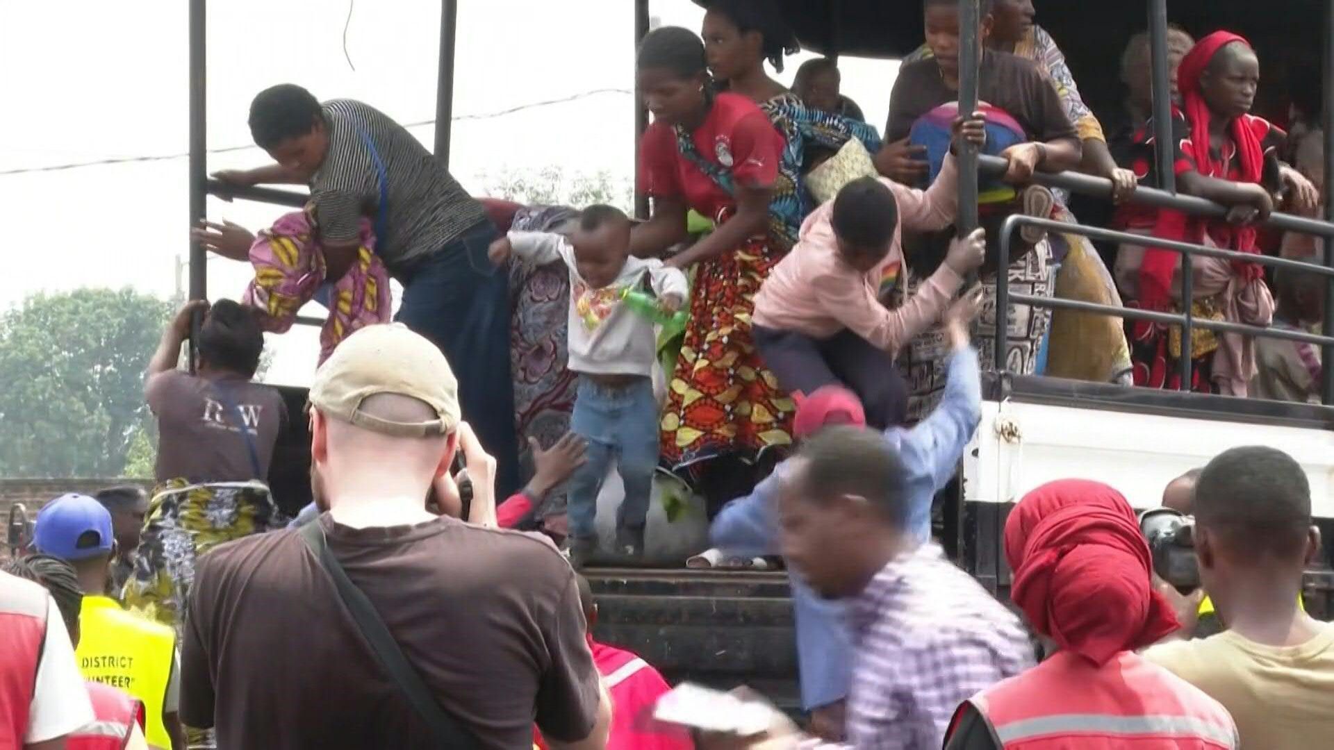 Displaced Congolese fill a makeshift IDP camp on Rwanda-DRC border
